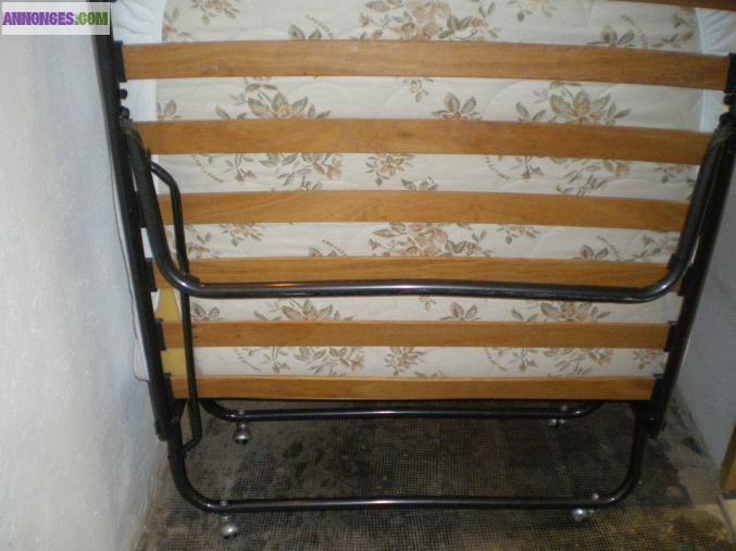 Lit pliant sur roulantes