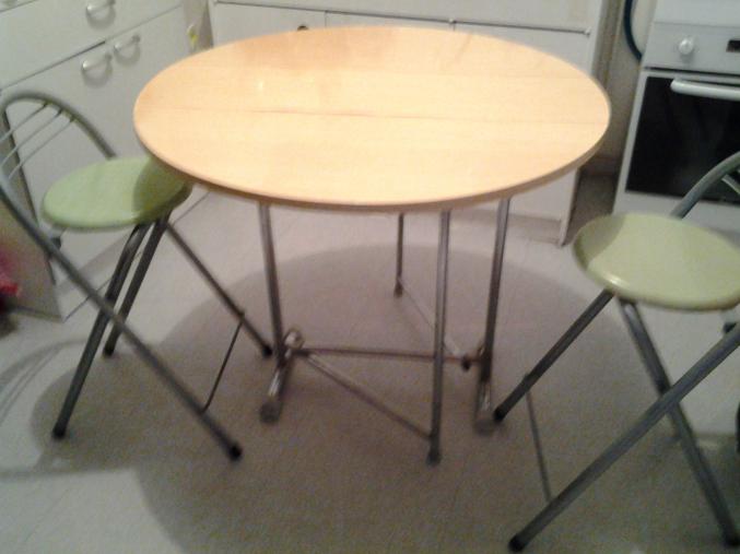 Table de cuisine et tabourets quasi neuf