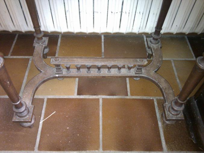 Petite table en bois massif