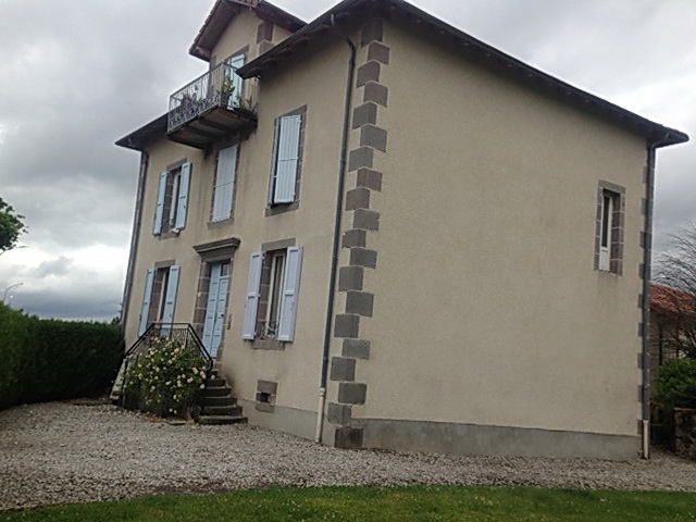 Appartement situé au centre d'Arpajon sur Cère 15130