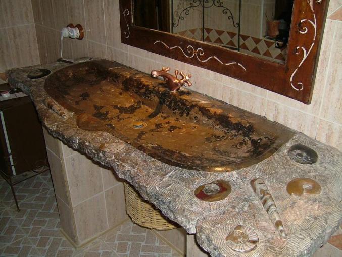 Lavabo en marbre fossilisé
