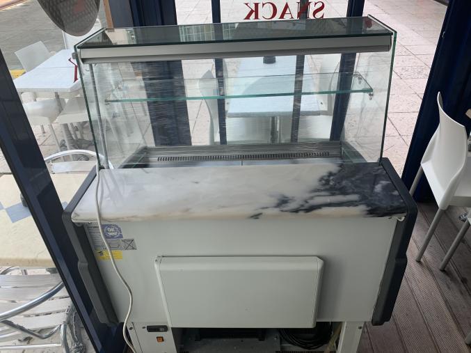 Vitrine réfrigérée sur roulettes 