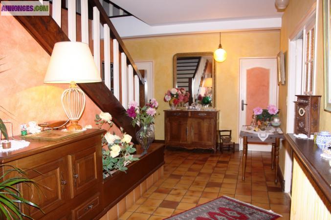 Pavillon style Ile de France - 228 m² habitables- terrain 2500m² - Niort