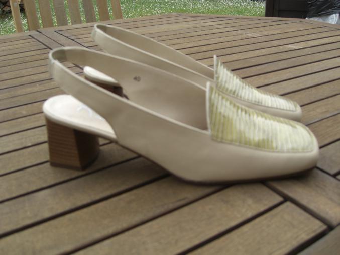 1 PAIRE DESCARPINS taille 40 NEUFS TOUT CUIR