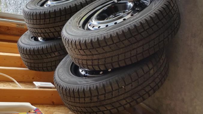 Pneus d'hiver toyo avec jantes.