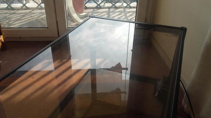 Meuble TV en verre sur roulettes