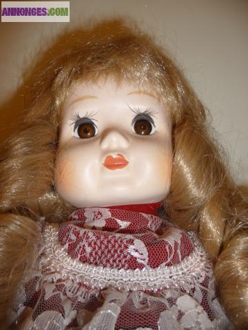 POUPEE EN PORCELAINE