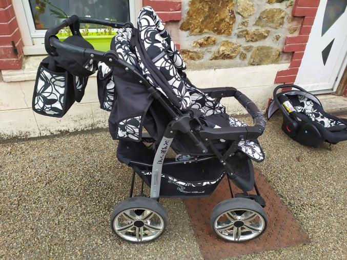 Poussette coque 4 roues 