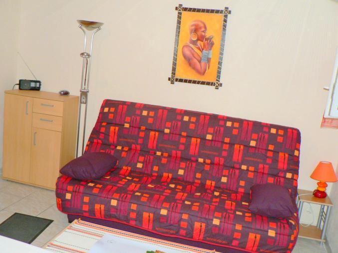 Petite maison avec un parking privé. Plages à 2 km.