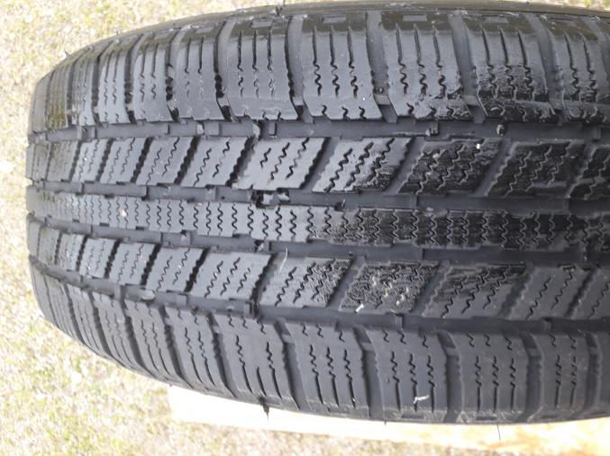 Propose 5 roues complètes dont 4 sont équipées de pneus neige et la cinquième d'un pneu été neuf