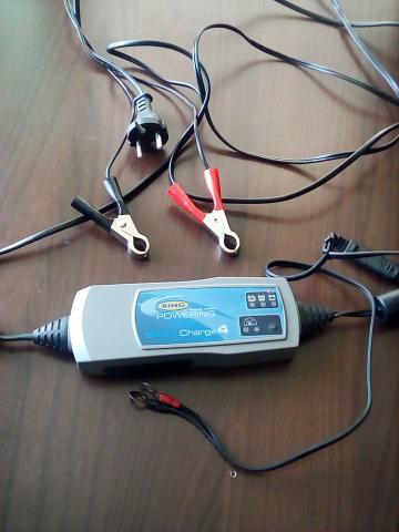 CHARGEUR DE BATTERIES NEUF