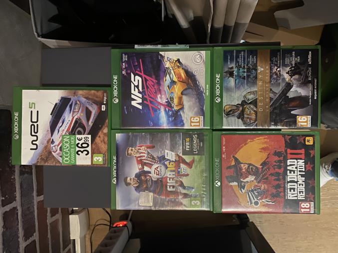 Xbox one 500Go + 5 jeux + manettes