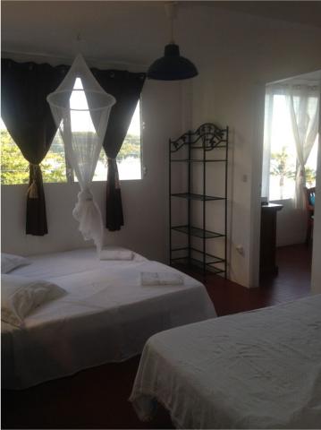 Appartement t4 dans maison à Grande Anse. Vue Caraïbe. Plage à 70 m.