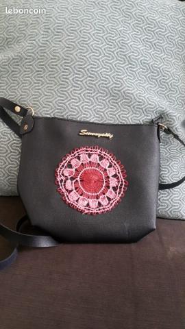 Sac noir avec décor de fleur