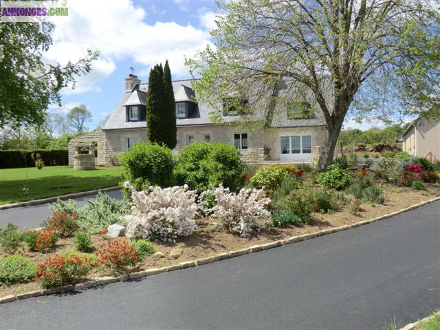 Maison de caractère +grand garage sur 3200m2