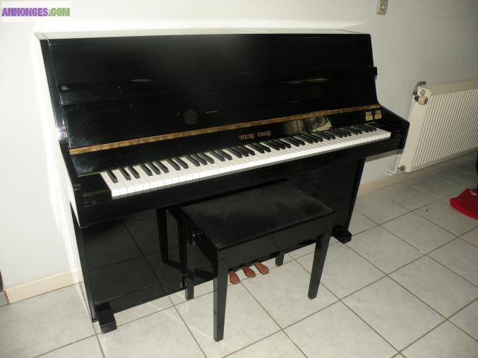 Piano droit noir laqué Young Chang