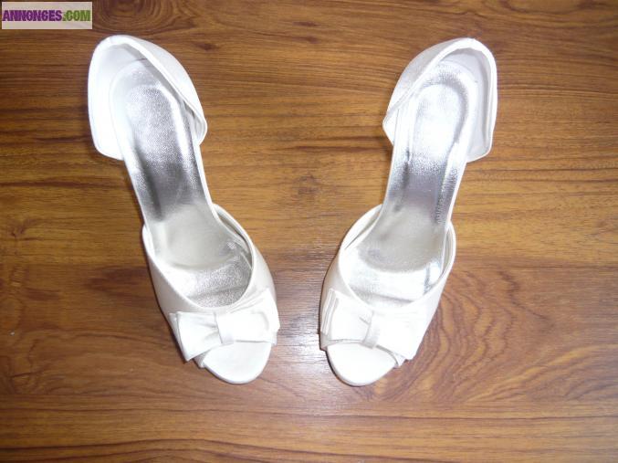 A VENDRE: CHAUSSURES DE MARIAGE FEMME SATIN IVOIRE TAILLE : 37