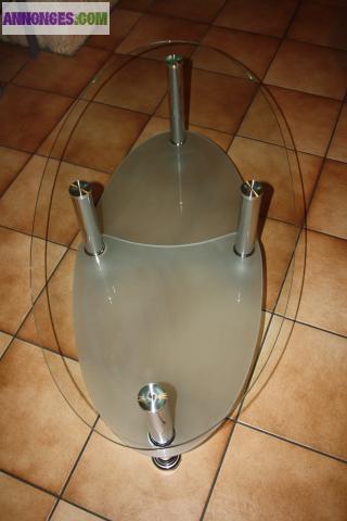 Table de salon en verre .