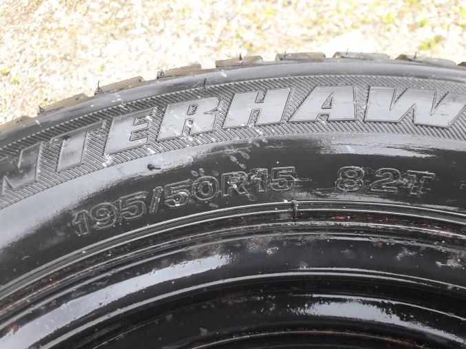 Propose 5 roues complètes dont 4 sont équipées de pneus neige et la cinquième d'un pneu été neuf