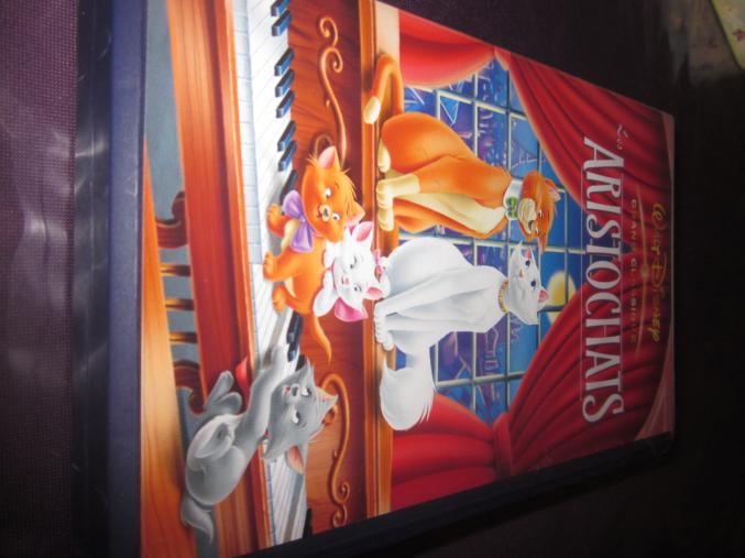 4 cassettes Magnétoscope dont une de PINOCCHIO de Walt Disney, les 101 DALMATIENS 2, Sur les trace des Héros, Les Aristochats