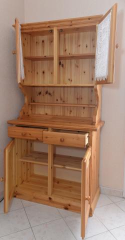 Buffet haut en pin massif en 2 parties hauteur total 191 cm.