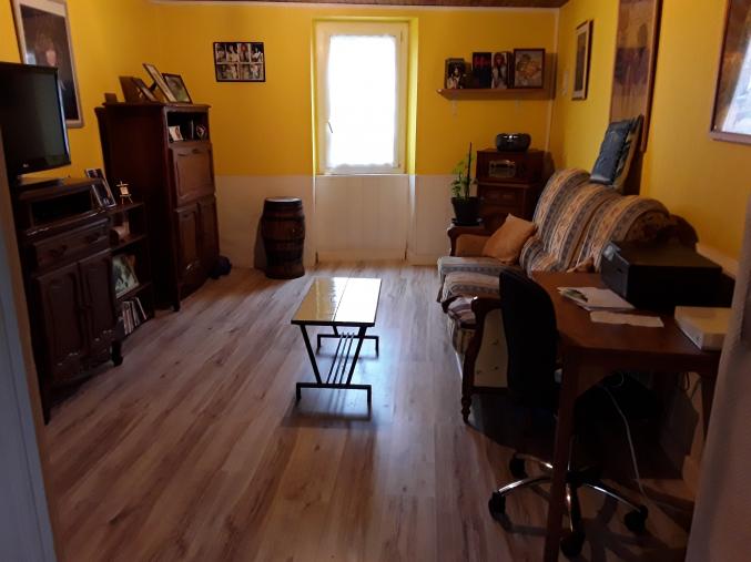 Petite maison avec petite terrasse