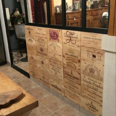 Décorez votre interieur avec des caisses de vin et estampes