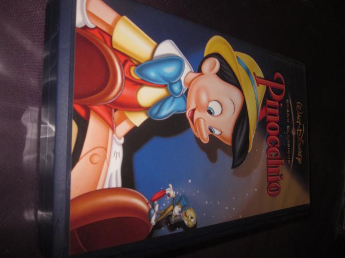 4 cassettes Magnétoscope dont une de PINOCCHIO de Walt Disney, les 101 DALMATIENS 2, Sur les trace des Héros, Les Aristochats