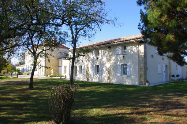 Queyrac - Pavillons dans un Manoir du Xll eme