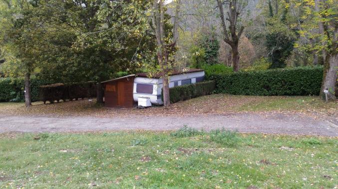  Caravane et son toit de marque ADRIA auvent bois style chalet et isolé, avec volets...