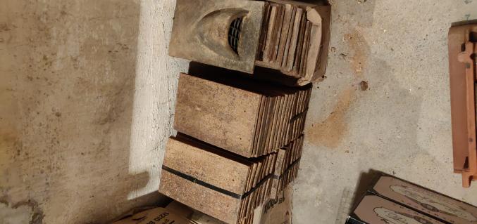 A vendre 1200 tuiles plates Eminence ton sablé champagne