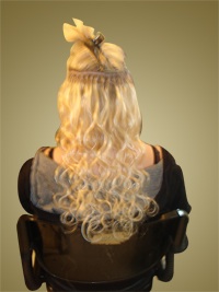 Technicienne pose d'extensions de cheveux à domicile