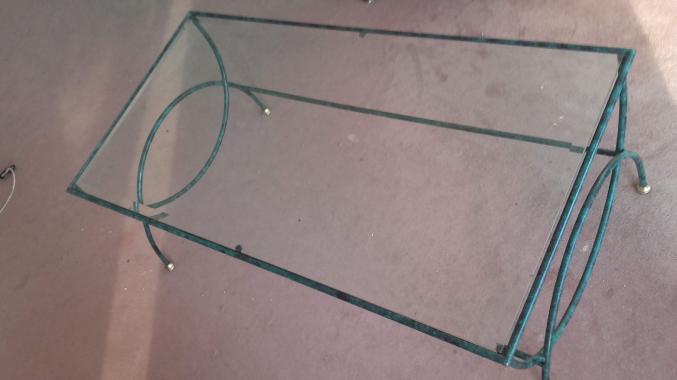 Table basse en verre sur métal
