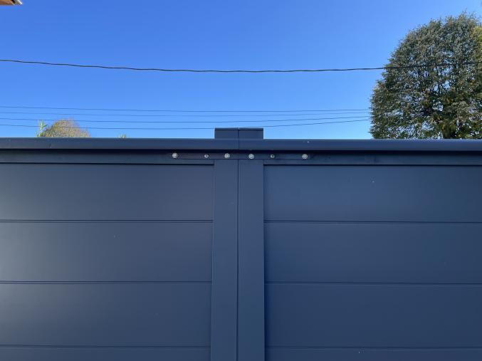 Portail aluminium coulissant motorisé deux vantaux largeur 3600 mm hauteur 1800 mm Gris ral 7016