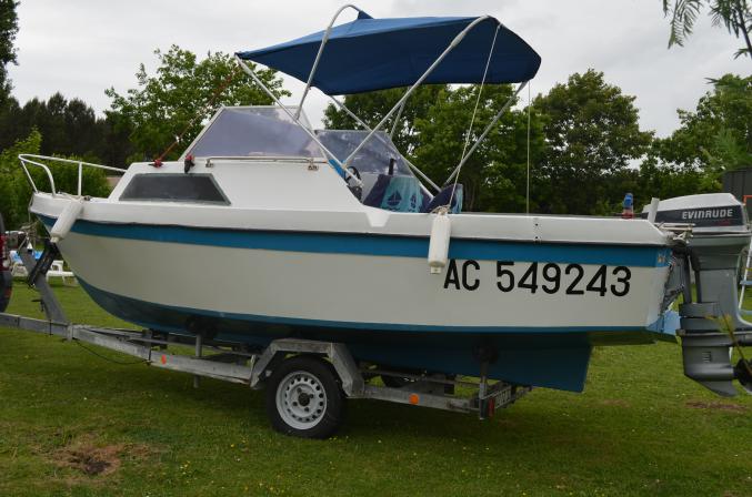 Bateau avec remorque