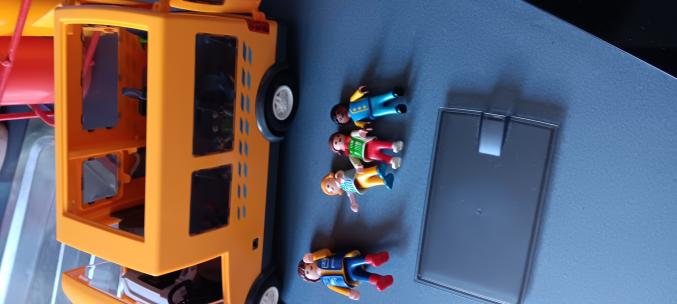 Bus Scolaire + 4 Personnages