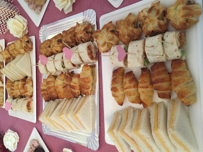 Plateau traiteur petit fours sucrés salés faits maison