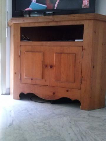 Table meubles de tv et 4 chaises