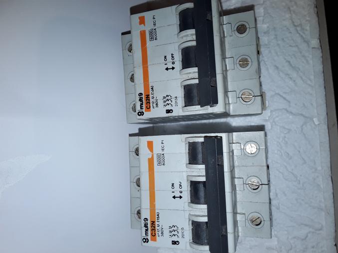 DISJONCTEUR TRIPOLAIRE 