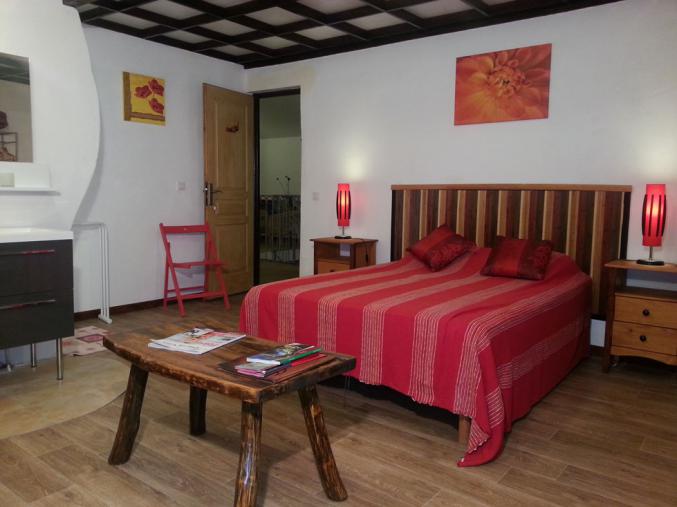 Propriété avec dépendances, piscine et terrain