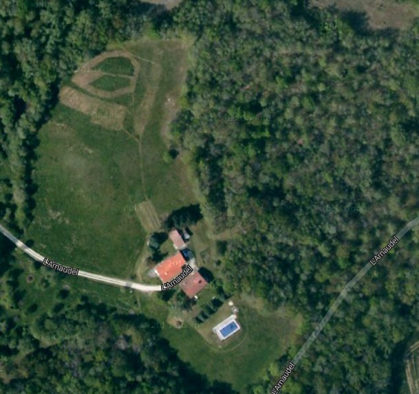 Propriété 3 maisons, avec garage & piscine, sur terrain 10 hectares