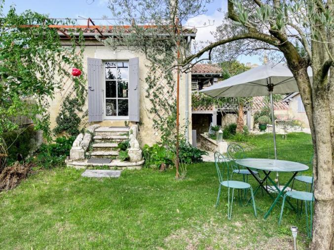 Maison comprend un agréable jardin