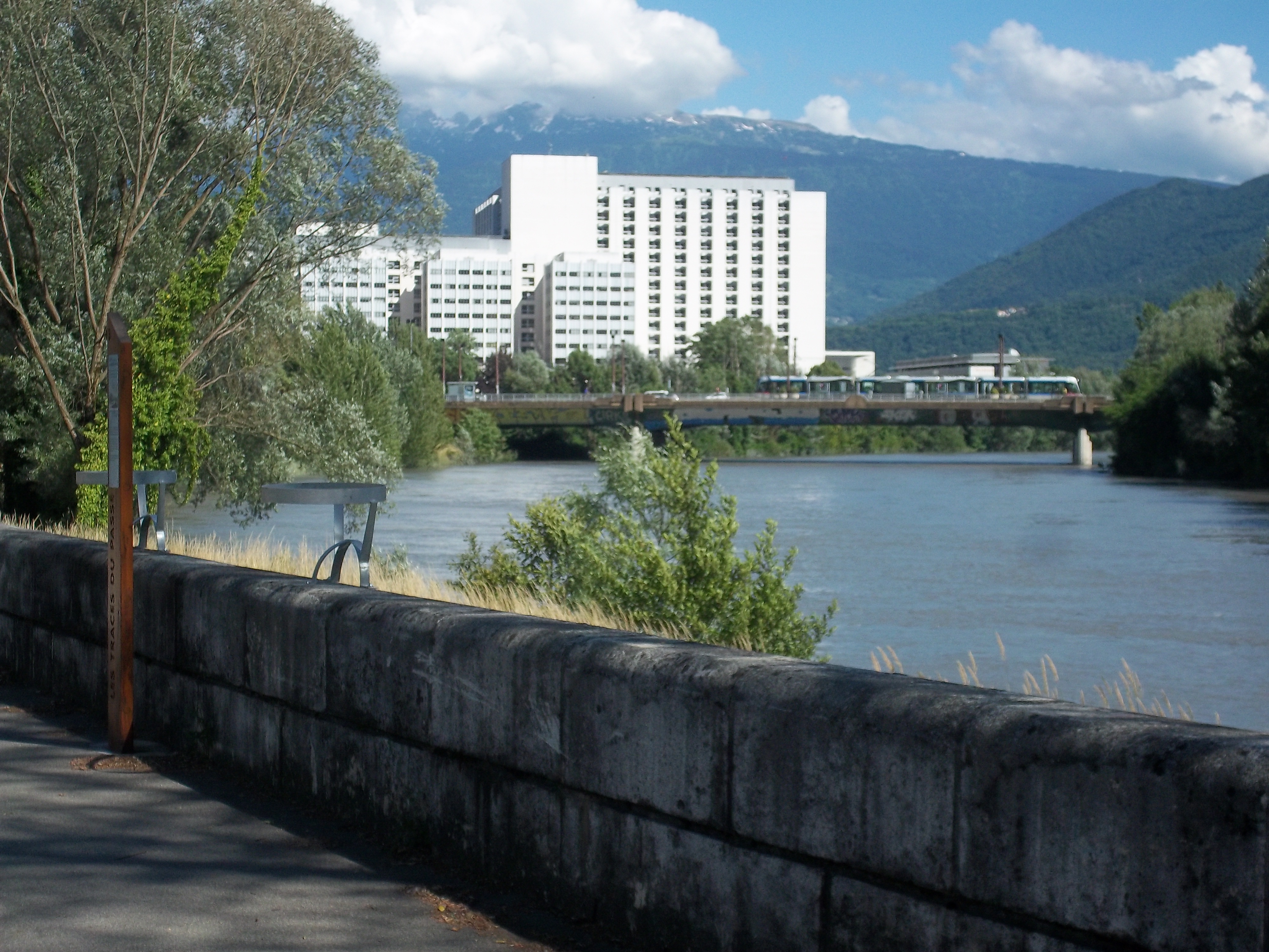 ATYPIQUE 25m2 à Neuf - La Petite Tronche limite Grenoble (face île verte)