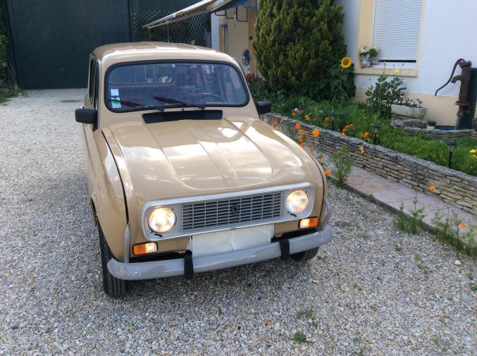 MAGNIFIQUE 4 L RENAULT DE 1986 RESTAUREE