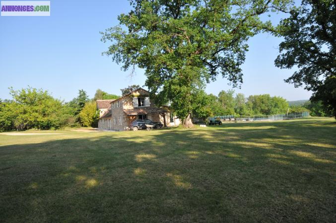 Grande maison de caractere avec tennis et piscine