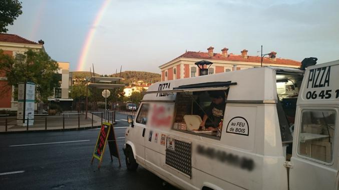 Camion pizza feu de bois