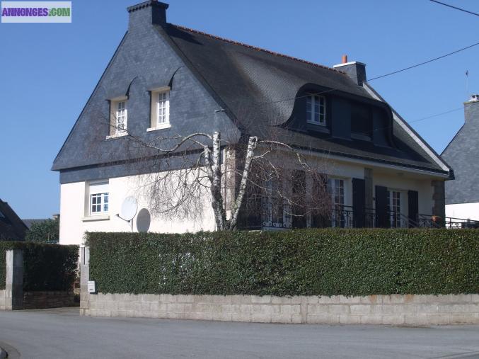 Néo-Breton. de 6 chambres, terrain de 668 m2 ,au centre-ville de BAUD