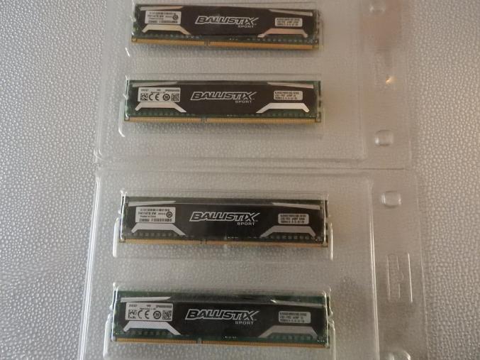 Quatre barettes de mémoire (Ram) DDR3 de 4 Gb chacune, 1600 Mhz, comme neuves