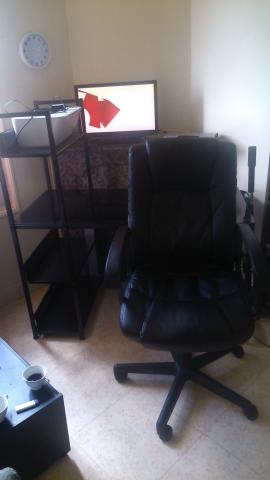 Bureau, fauteuil et imprimante