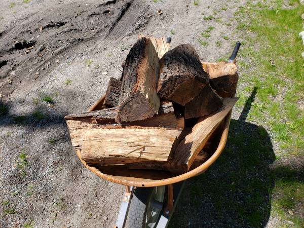 Bois de chauffage coupé et séché depuis 3 ans.